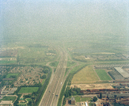 118493 Luchtfoto van het verkeersplein Laagraven en de A12 te Utrecht met links een gedeelte van de wijk Hoograven en ...